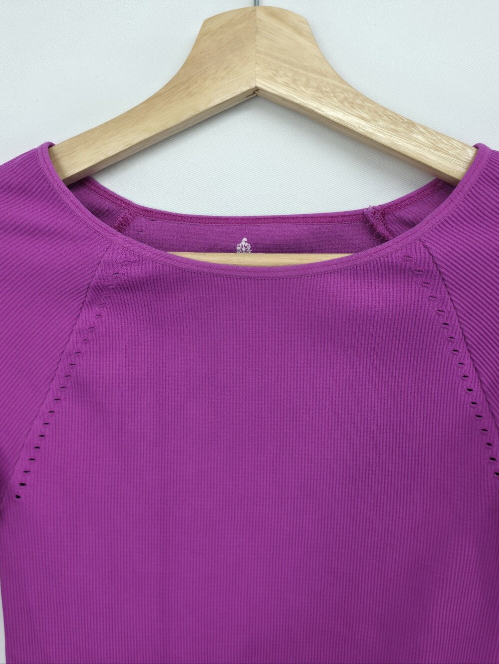 Free People Movement Cut It Out Top M/L Magenta Ribbed Crop Thumbhole USA - Picture 4 of 11